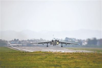 图①:东部战区空军某师飞行员驾驶轰-6K战机起飞待战。黄忠杰摄