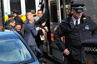 当地时间4月11日，伦敦，英国警方逮捕阿桑奇。