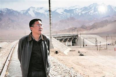 青藏铁路总设计师 李金城在青藏铁路上