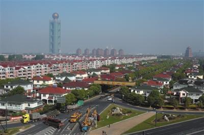 4月19日，华西村全貌。村内高楼、高塔林立，一栋栋别墅整齐划一。A08-A09版摄影/新京报记者 朱骏