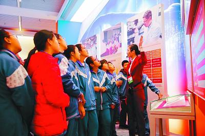 40年来，百姓生活不断改善，大事件中、细微之处，幸福感和获得感已浸润生活。中学生倾听医疗发展状况介绍。光明日报记者&nbsp;彭景晖、蒋新军摄/光明图片