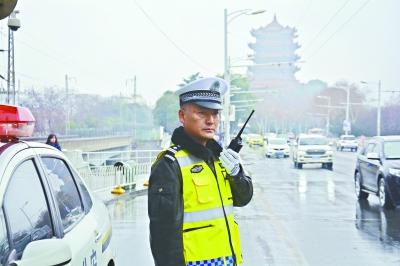 孙红彬在指挥交通。长江日报记者杨涛 摄