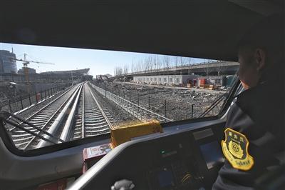 2月16日，地铁13号线运行测试车经过清河站。新京报记者 王贵彬 摄
