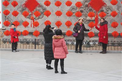 昨日，大观园红楼灯会已经布置完毕，市民在入口处拍照。新京报记者 侯少卿 摄