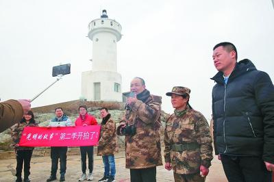 光明日报记者在开山岛现场进行视频连线。光明日报通讯员 牟进勇摄