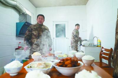 岛上的元宵午餐。光明日报记者 孙金行摄