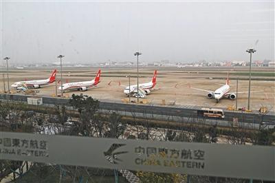 3月11日，停在上海虹桥机场停机坪上的波音737-MAX 8客机。中国民航局要求当天18时前暂停该机型的商业运行。殷立勤（上海分社）/中新社/视觉中国