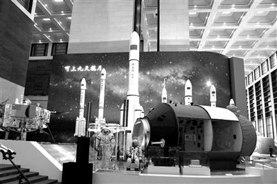 国家博物馆“伟大的变革——庆祝改革开放40周年大型展览”展出的天宫二号核心舱和长征系列运载火箭模型。本报记者 初英杰 摄