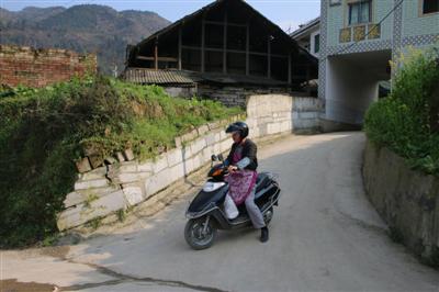 羅江勝準(zhǔn)備出門送餐
