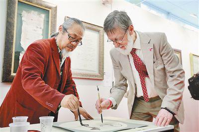 　　中俄文化交流活动丰富多彩。5月28日，庆祝中俄建交70周年“伟大的俄罗斯与中国书法展”开幕式在莫斯科举行。图为中俄书法家合写书法作品。&nbsp;本报记者 屈佩摄