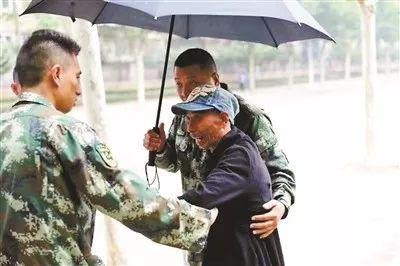 父爱如山图片:这8个瞬间 让我们重新认识到了父爱如山(图) 来源:北京青年报 记者:戴幼卿