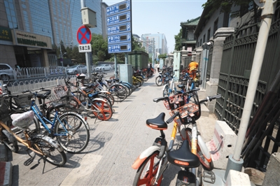 6月11日，“禁停区”北京协和医学院基础学院南门，停放不少共享单车。