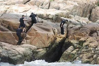 （图：宁波象山公安部门组织警力与救援队员一起，在沿岸礁石处搜寻失联女童。）