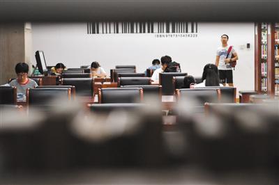 8月4日20时许，市民在首都图书馆读书自习。上周末，首都图书馆回应读者需求，延长开放时间。 新京报记者 吴江 摄