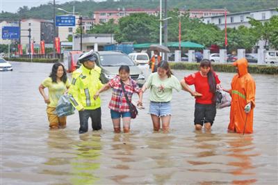 8月5日，四川绵阳，暴雨导致城区多条道路积水，市民出行受到影响，绵阳公安交警、市政等多部门积极开展救援。 图/视觉中国