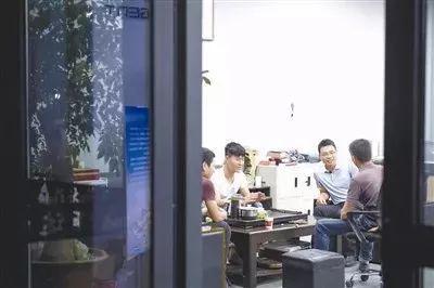 (图为晋江三创园加班到深夜的创业团队 摄影|工人日报记者 吴凡)