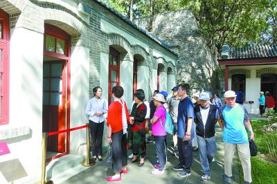 昨天，游客来到香山革命纪念地，参观双清别墅、来青轩等革命旧址。