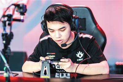 EDG.M战队小暖:希望小伙伴们先读书后打“电竞” 作为职业赛中的“高龄”选手,郭子恒不后悔当初上大学的决定。KPL供图