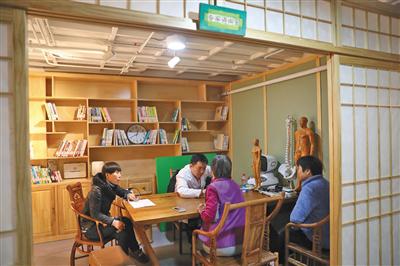 昨日，太阳宫城市书屋。书屋内设有专家咨询室，图为中医专家问诊。
