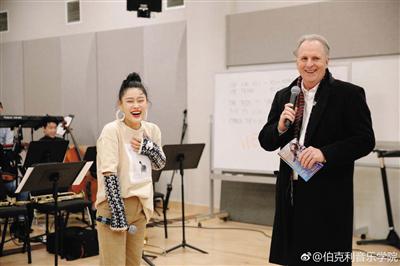 美国伯克利音乐学院 伯克利与中国的合作越来越密切,袁娅维就被校长Roger Brown授予伯克利音乐学院中国区荣誉大使证书。