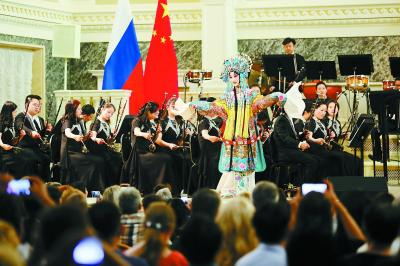 北京新闻:讲好中国故事 让世界听到北京的声音 在莫斯科“北京日”活动中,来自北京的文艺工作者给当地观众带来纯正的京腔京韵。 本报记者 贾同军摄 (资料照片)