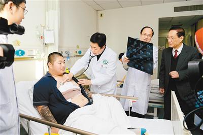 25岁男子右胸生长巨大肿瘤如篮球大小，肿瘤切除术后，医生用3D打印钛合金弹性肋骨为其重建胸廓。 记者 翟小雪 摄