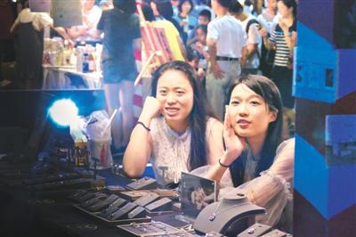 2019年8月24日，作为商、旅、文、体创新融合的上海新天地活力街区，吸引众多年轻人前来游玩、购物。 　　刘卫兴摄（人民视觉）