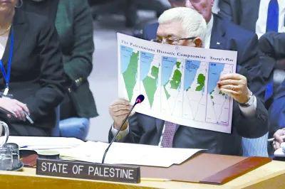 2月11日，在位于纽约的联合国总部，巴勒斯坦总统阿巴斯在安理会中东局势和巴勒斯坦问题公开会上手持地图发言。 新华社记者 李木子摄