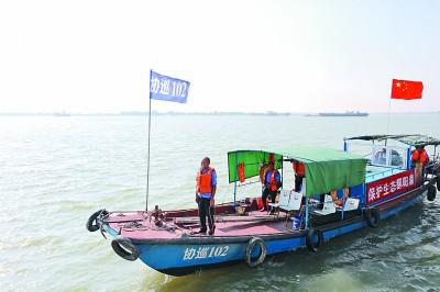  江西省九江市湖口协助巡护队在鄱阳湖上巡护。  光明图片