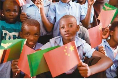  赞比亚手持中赞两国国旗的儿童