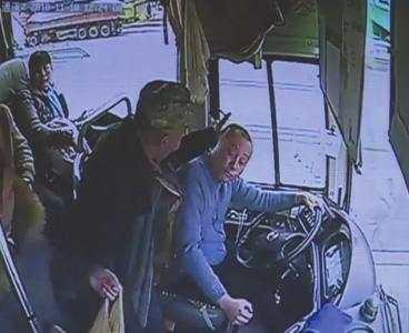 11月10日，乐山一过站乘客拳打公交司机瞬间（据华西都市报）