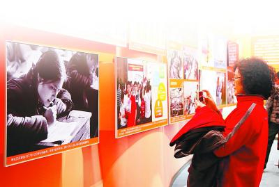 40年来，百姓生活不断改善，大事件中、细微之处，幸福感和获得感已浸润生活。观众在1977年高考现场照片前拍摄。光明日报记者&nbsp;彭景晖、蒋新军摄/光明图片