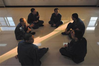 11月28日，“同伴教育”课堂，感染艾滋病的戒毒人员在进行交流。由于条件、背景相仿，同伴之间的话更容易被接受。