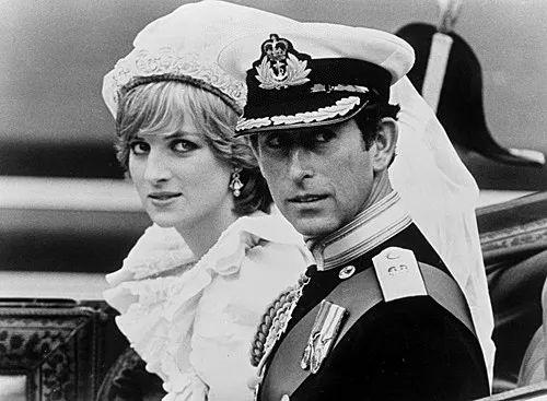 ▲这是在圣保罗大教堂举行婚礼以后，威尔士亲王和戴安娜王妃坐马车回白金汉宫的资料照片。新华社发
