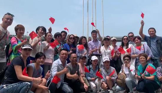50多位香港旅游业从业人员在尖沙咀合影。