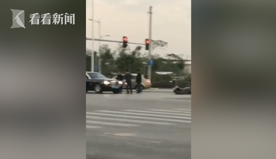 电瓶车闯红灯大闹天竺完整版mp4撞上劳斯莱斯 车