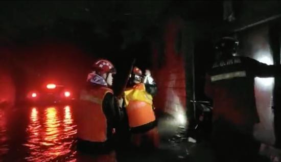 北京日报|挨家挨户敲门喊话 消防员深夜疏散昌平83名被困群众