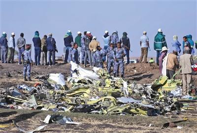 当地时间3月11日，搜救队继续在埃塞俄比亚航空坠机现场进行残骸清理和遗体搜寻工作。图/视觉中国