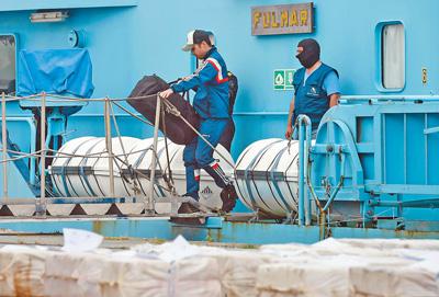 日前,在西班牙比戈,当地海关拦截一艘载有数千公斤可卡因的货船。图为海关工作人员在货船上检查。  影像中国