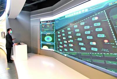 在北京市海淀区(中关村科学城)城市大脑展示体验中心,工作人员展示