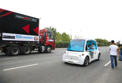 9月18日，房山区北京高端制造业基地，自动驾驶车辆在实际道路中测试。本版摄影/新京报记者 侯少卿