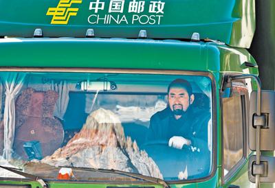 其美多吉在驾驶邮车。　　周兵摄（影像中国）