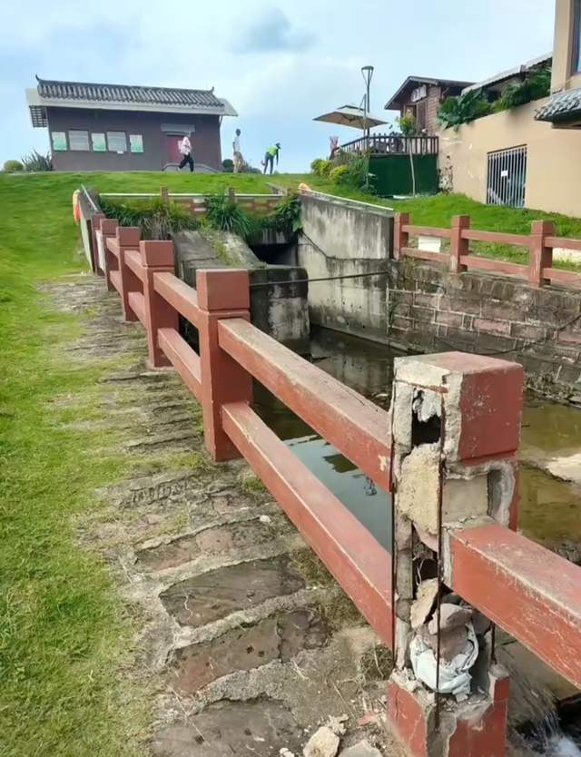 河道栏杆破损露出泡沫内芯？网友怀疑“豆腐渣”工程，相关方回应正核实