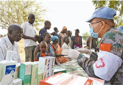 日前，中国第六批赴南苏丹（朱巴）维和步兵营医护人员为驻地民众进行卫生防病和疫情防控宣讲。图为医护人员在附近的皇后村开设临时巡诊点、发放常用药品。人民视觉