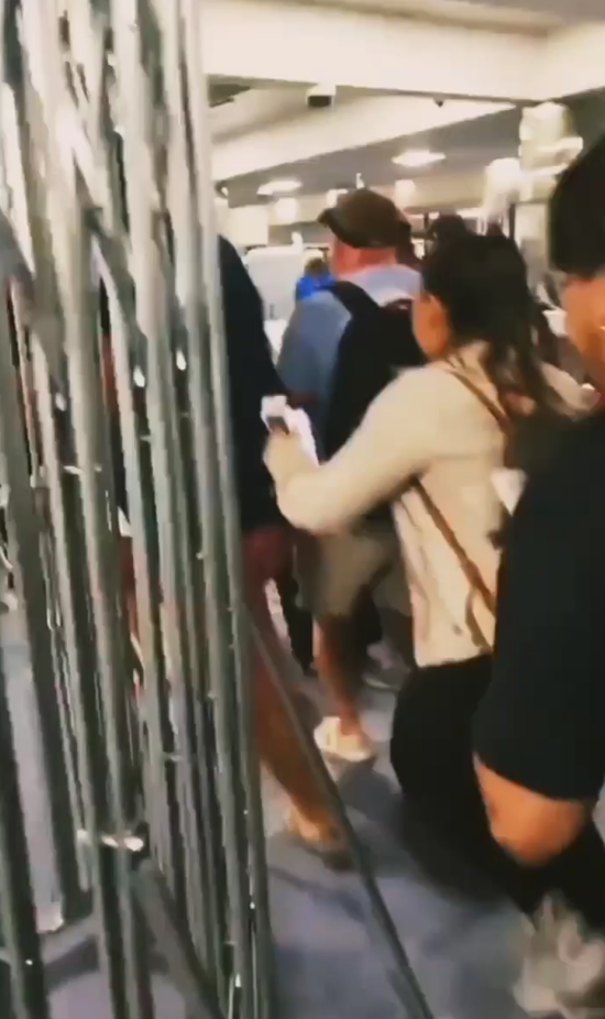 美国拉斯维加斯一机场突发巨响，民众惊慌逃跑。