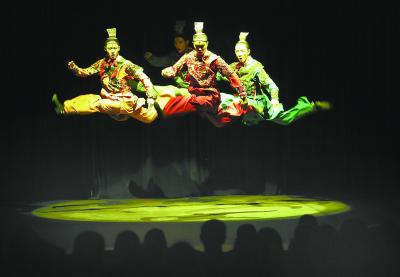 北京新闻:讲好中国故事 让世界听到北京的声音 在第四届中国-中东欧国家“17+1”首都市长论坛举办期间,精彩的中国舞蹈专场演出让阿尔巴尼亚首都地拉那市市民感受了“魅力北京”的风采。本报记者 孙戉摄 (资料照片)