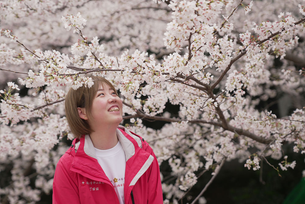3月13日，武汉雷神山医院医护人员在樱花树下赏花。