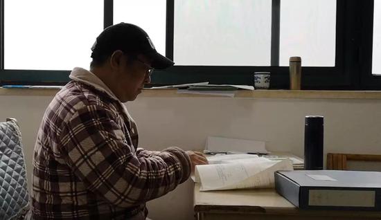 丁老师在改学生的数学试卷。新京报记者吴靖 摄