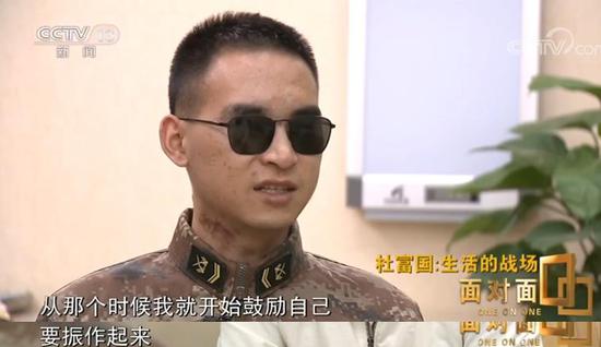 为什么要写“永远前进”?杜富国:因为我不向后看