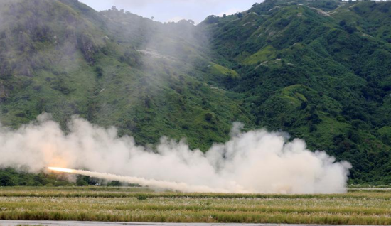  资料图：2016年10月10日，菲律宾马尼拉，美军在“菲布莱克斯”两栖登陆演习（PHIBLEX）中发射高机动性炮兵火箭系统（HIMARS）火箭。